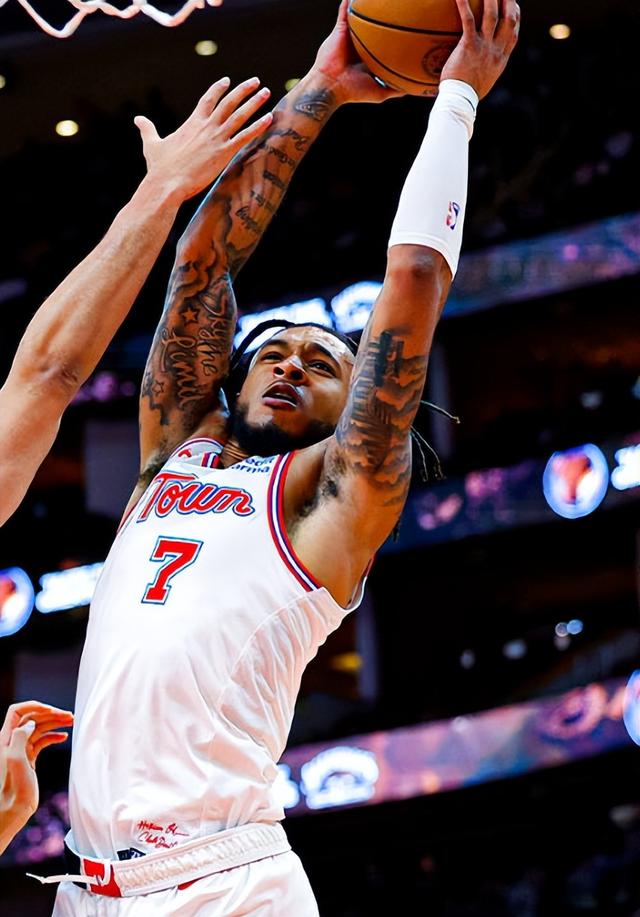 福建队横扫爵士，范弗利特点燃赛场