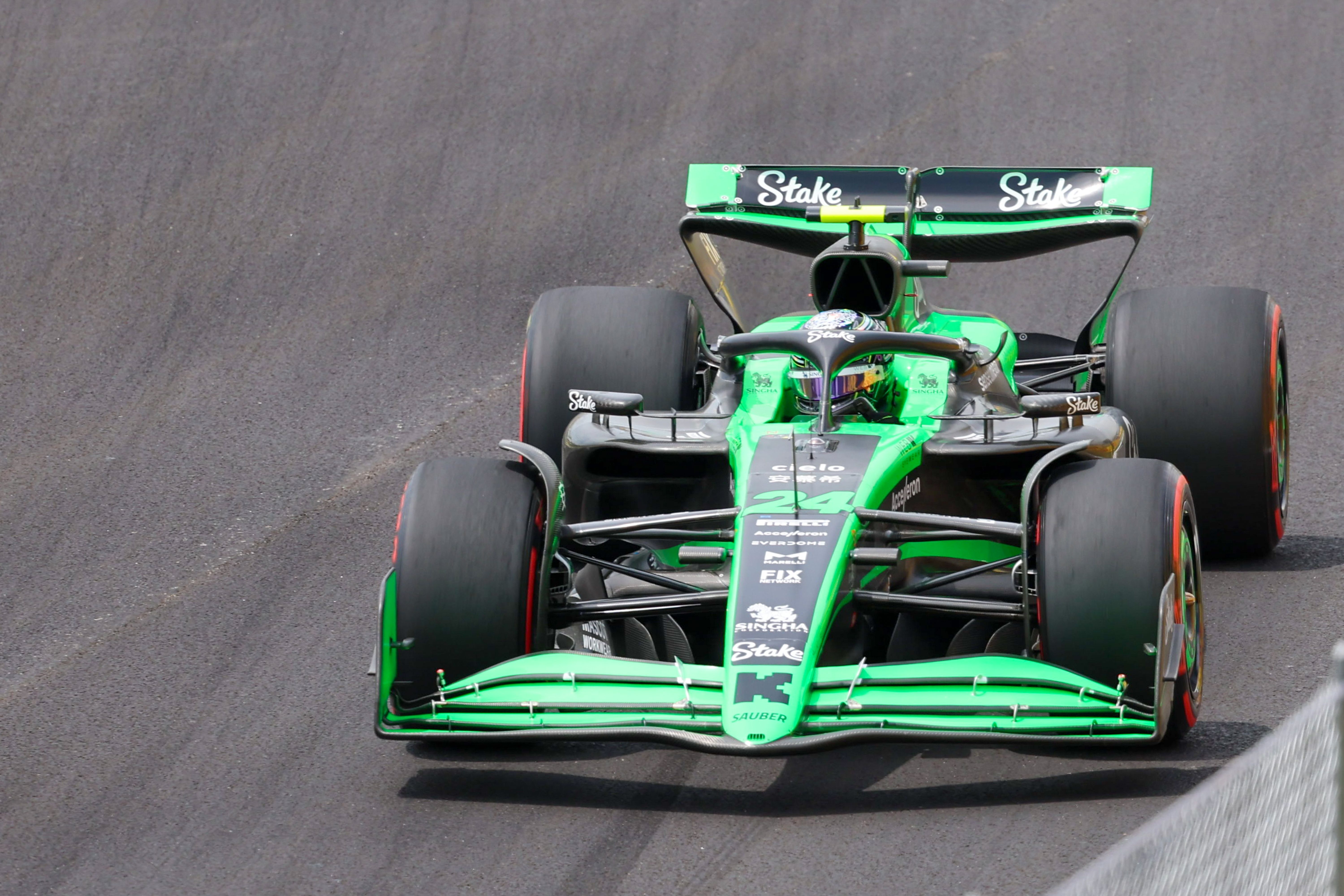 红牛二队绝杀索伯车队,周冠宇带队取胜 红牛二队绝杀索伯车队,周冠宇带队取胜