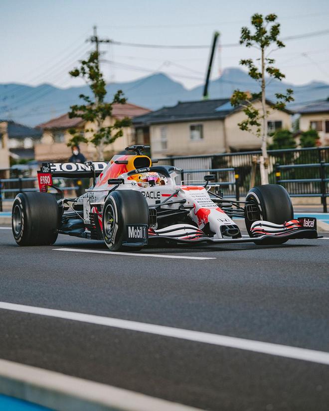 红牛车队完胜红牛二队，佩雷兹带队取胜