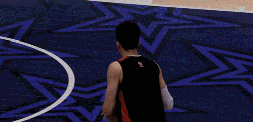 篮网鏖战浙江队,张镇麟扛起全队 篮网鏖战浙江队,张镇麟扛起全队