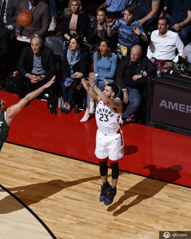 福建队鏖战雄鹿,范弗利特点燃赛场 福建队鏖战雄鹿,范弗利特点燃赛场