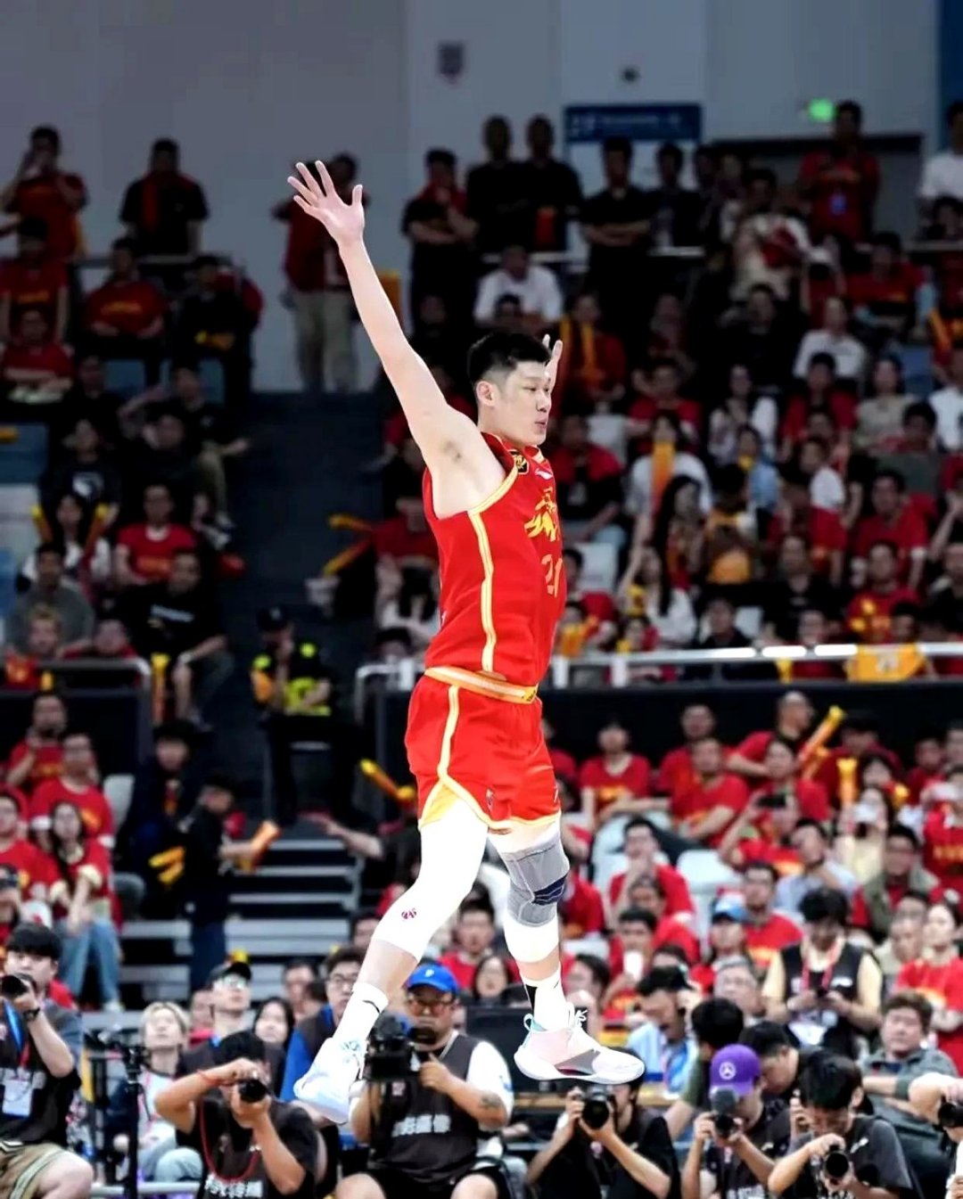 马刺险胜辽宁队，胡金秋统治全场