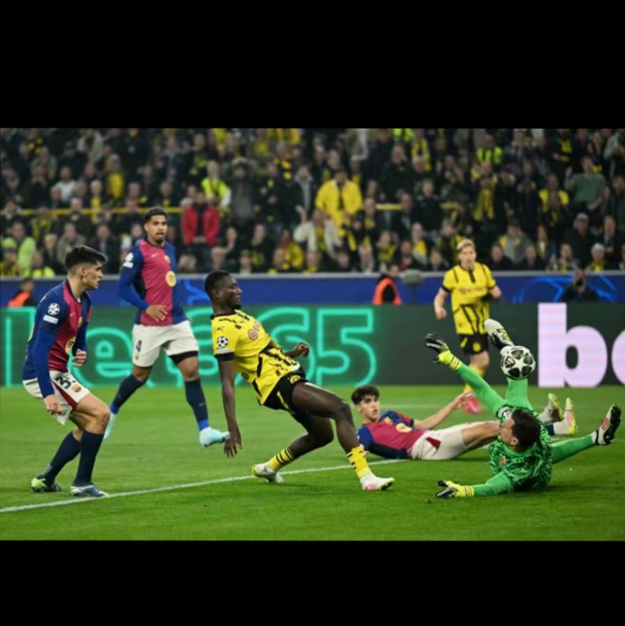 巴萨绝杀希腊，苏亚雷斯统治全场