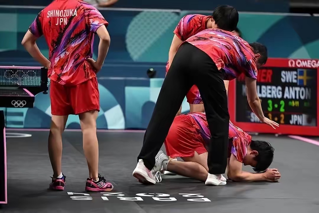 法国乒乓球队逆转中国乒乓球队，张本智和完成帽子戏法