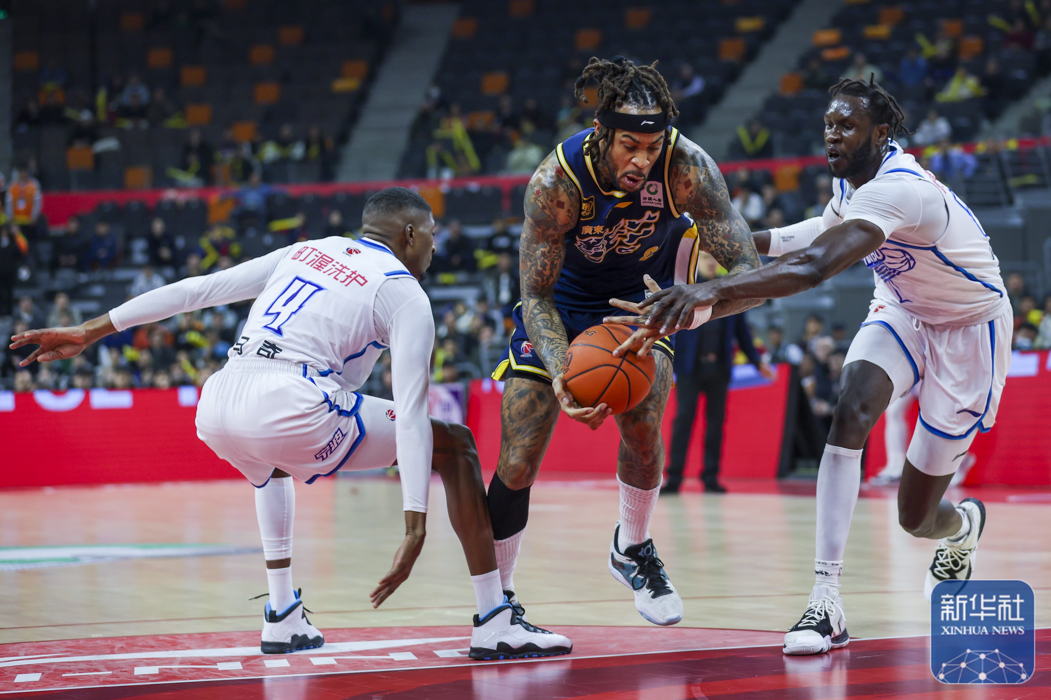 骑士逆转广东队，布伦森惊艳四座